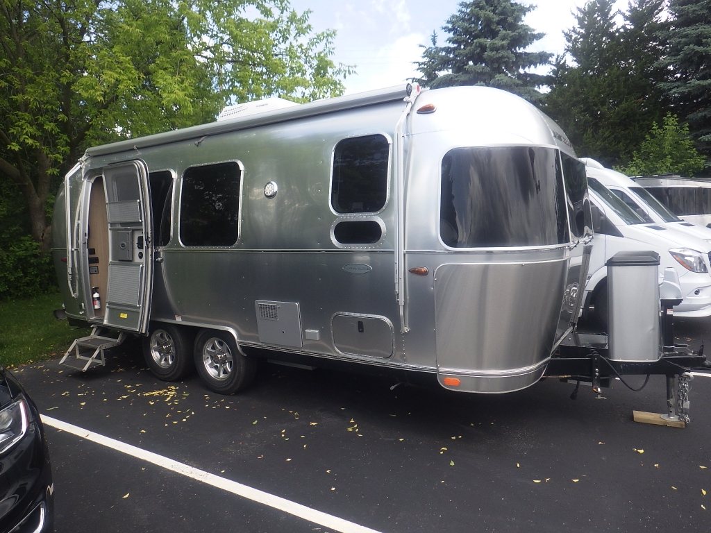 Explore The United States With RV Motorhome Travel Trailers